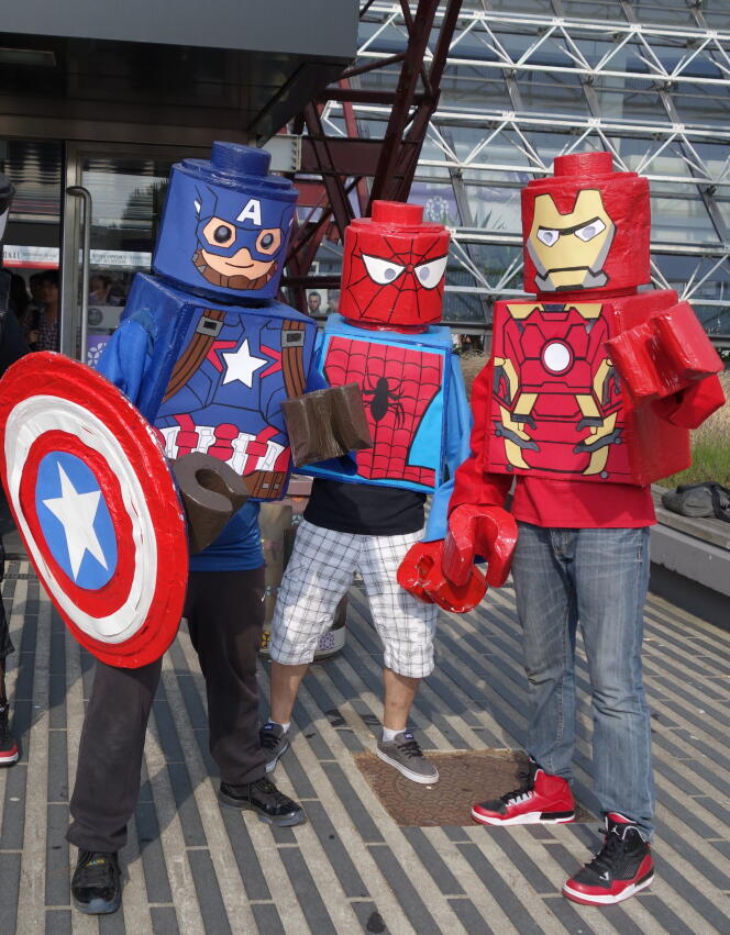 Même à la sortie de la convention, soleil couchant dans les yeux, de valeureux visiteurs en costumes de Lego Avengers posaient pour les passants.