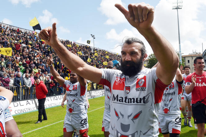 L'ancien rugbyman Sébastien Chabal lors d'un match de Pro D2 entre Lyon et La Rochelle le 11 mai 2014 au stade Marcel-Deflandre de La Rochelle. 