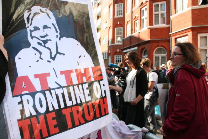 Manifestation de soutien à Julian Assange, devant l’ambassade d’Equateur, à Londres, le 19 juin.