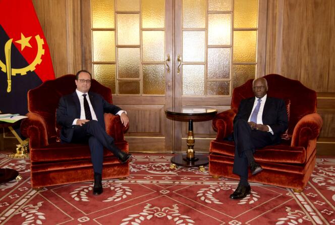 Le président français Francois Hollande avec son homologue angolais Jose Eduardo Dos Santos au Palais présidentiel à Luanda le 3 juillet 2015.