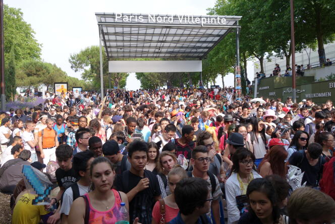Sur le coup des 18 heures, à la sortie du Parc des Expositions, plusieurs milliers de personnes se tassent devant la gare de Villepinte.