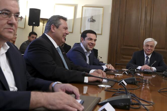 Au centre, Panos Kammenos (ANEL, droite souverainiste) et le premier ministre, Alexis Tsipras.