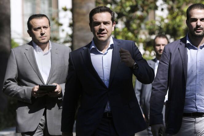 Alexis Tsipras, avec le ministre Nikos Pappas (à gauche) et le porte-parole du gouvernement Gavriil Sakellaridis (à droite) à Athènes le 6 juillet 2015.
