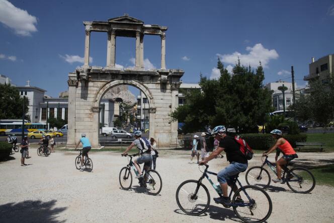 Des touristes à proximité de l'arche d'Hadrien, à Athènes.