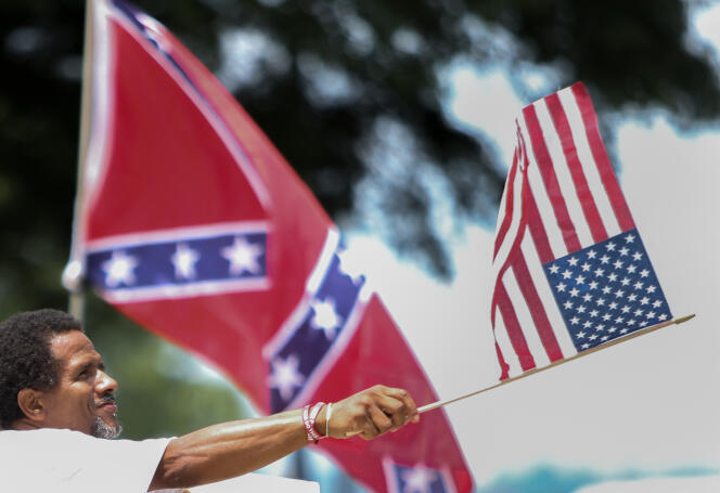 La bataille autour du drapeau des Etats confédérés a été aiguisée par les photos diffusées par l'auteur de la fusillade, Dylann Roof, un Blanc de 21 ans aux motivations racistes. Ces photos le montraient à côté de la bannière sudiste.