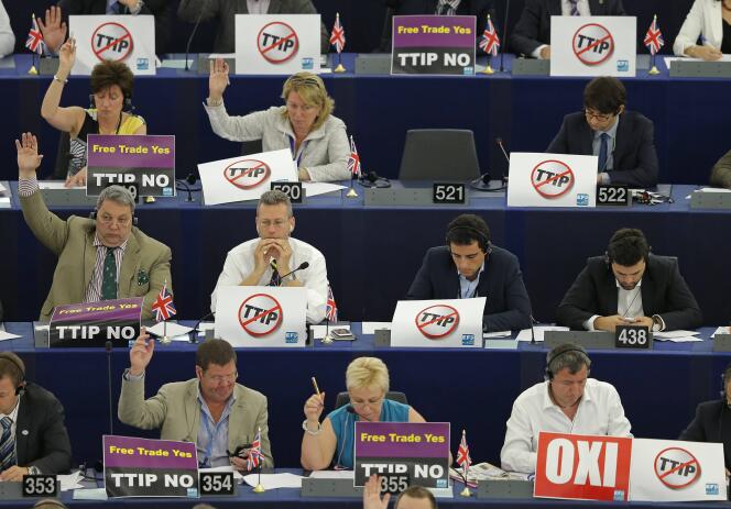 Les députés européens disant leur opposition au traité transatlantique au Parlement européen, à Strasbourg, le 8 juillet.