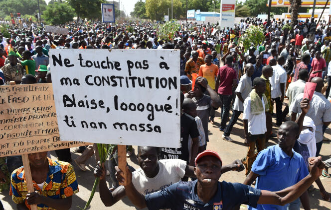 Manifestants protestant contre un éventuel changement de la constitution en faveur d’un nouveau mandat de Blaise Compaoré, le 28 octobre 2014 à Ouagadougou.