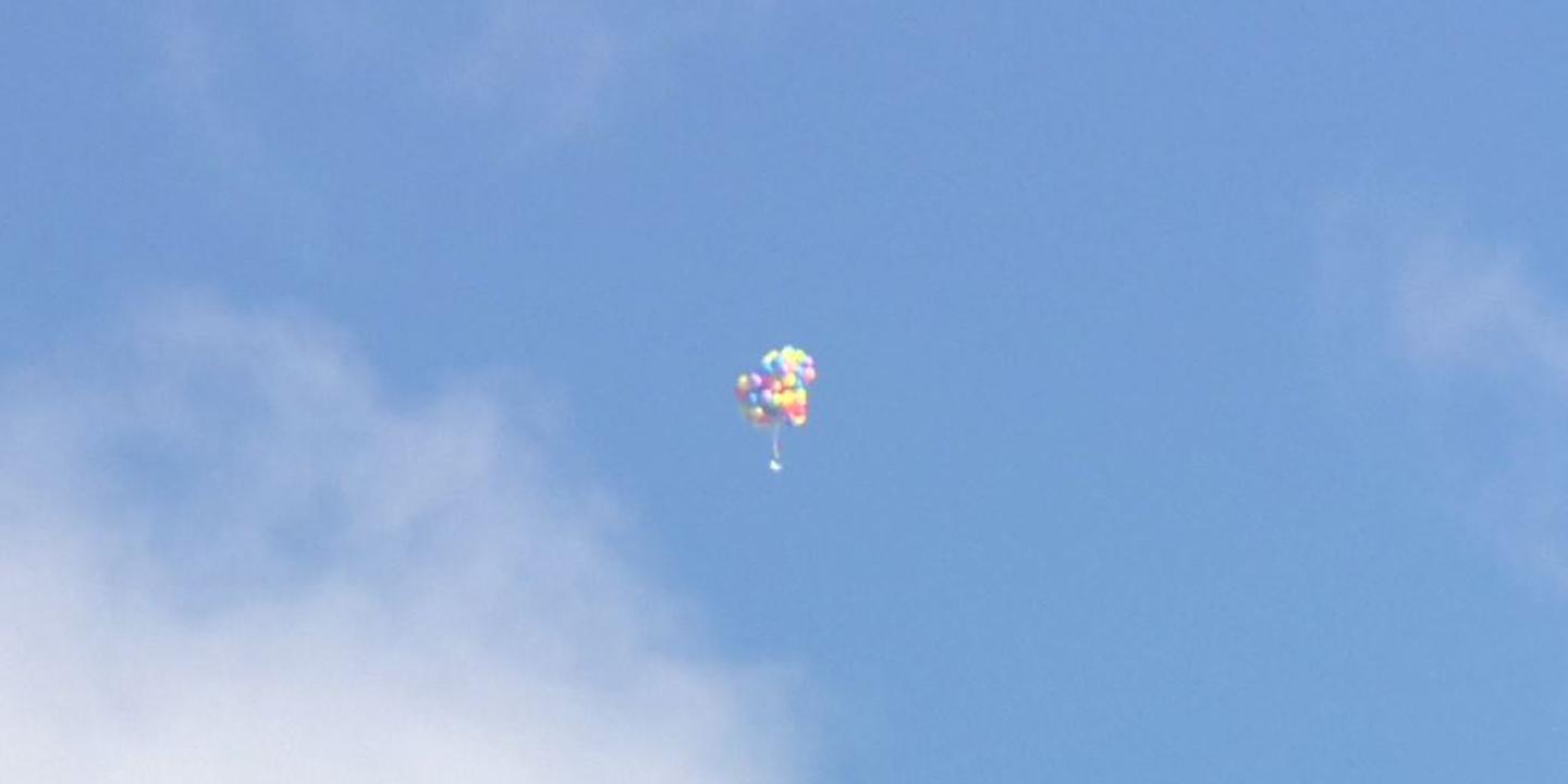 Un Canadien S Envole Avec Une Chaise De Jardin Et Des Ballons D Helium