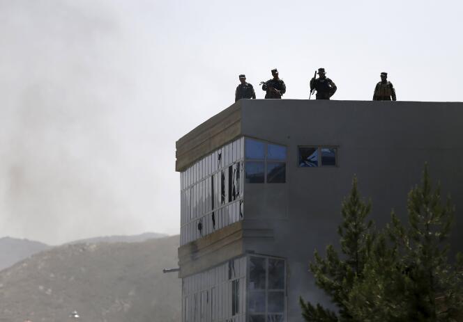 Des membres des forces de sécurité afghanes sur le toit d'un immeuble, le 7 juillet 2015, à Kaboul.