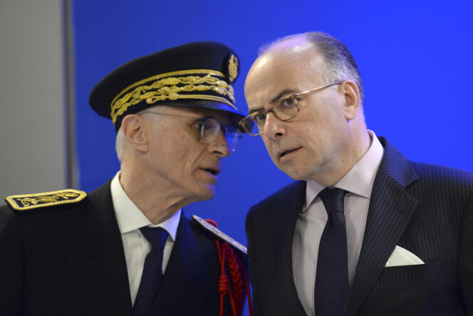 Le préfet de police de Paris Bernard Boucault (à gauche) et le ministre de l'intérieur  Bernard Cazeneuve, le 2 avril à la gare du Nord à Paris.