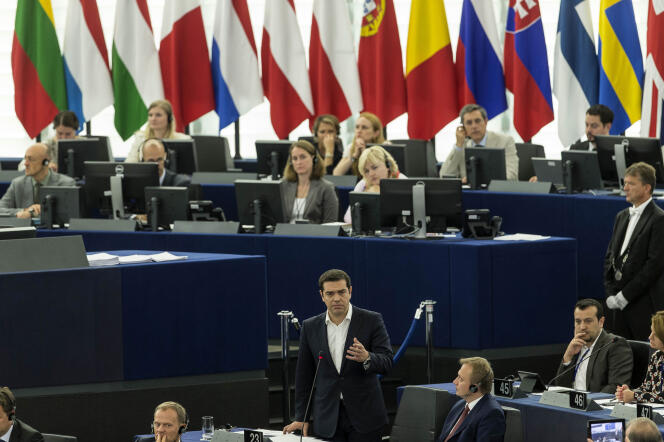 Le premier ministre grec Alexis Tsipras, au centre, prononce son discours au Parlement européen à Strasbourg , le mercredi 8 Juillet 2015. ( AP Photo / Jean- François Badias )