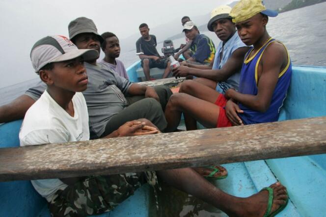 Mayotte est confrontée à une immigration de masse qui pèse sur son économie déjà fragile. Ici, en 2005, des migrants tentent d'arriver illégalement à Mayotte.