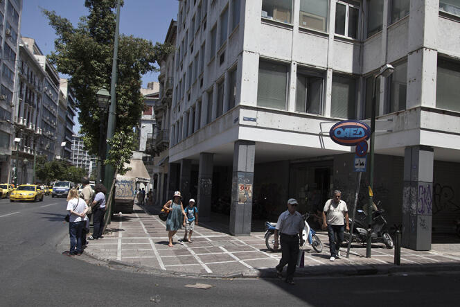 Un centre OAED (organisme du chômage grec) dans le centre d'Athènes, le 8 juillet 2015. Le taux de chômage des moins de 25 ans atteint 50 % dans le pays.