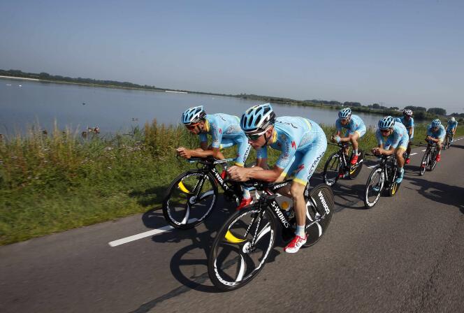 Des coureurs de l'équipe Astana à l'entraînement à Utrecht aux Pays-Bas le 3 juillet 2015.