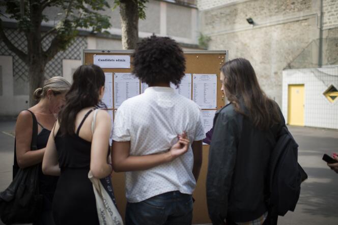 Des lycéens découvrent leurs résultats au baccalauréat, à Paris, le 7 juillet.