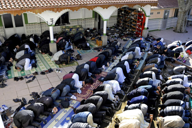 Des fidèles musulmans lors de la prière du vendredi dans une mosquée de Marseille , janvier 2015.
