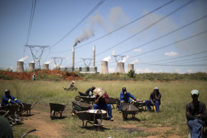 Mineurs devant la centrale thermique de Duvha (Afrique du Sud)