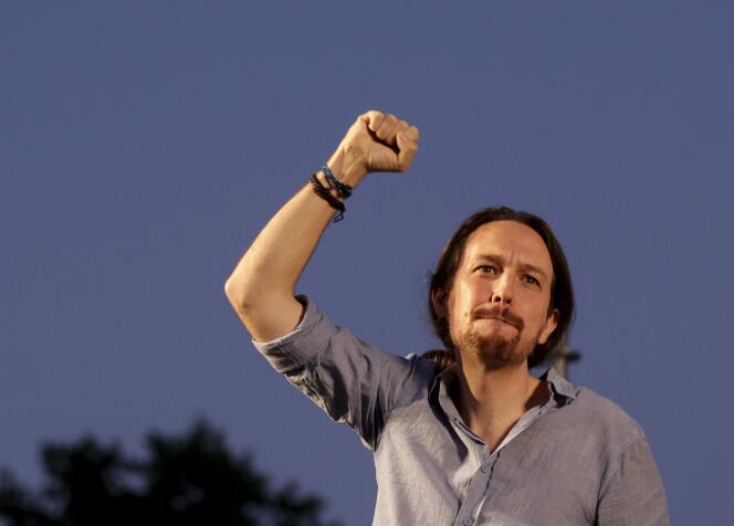 Pablo Iglesias, leader du parti espagnol Podemos (« Nous pouvons ») lève le poing lors d’un rassemblement du parti à Madrid, en Espagne, le 11 juillet 2015.