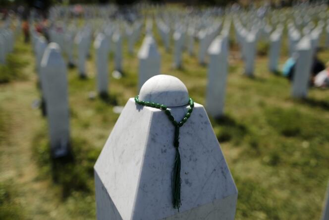 L’enclave de Srebrenica était placée sous la protection de l’ONU lorsqu’elle avait été prise, le 11 juillet 1995, par les forces serbes de Bosnie du général Ratko Mladic.