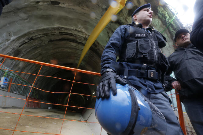 Des policiers gardent l'entrée du tunnel à Chiomonte, en mars 2013.