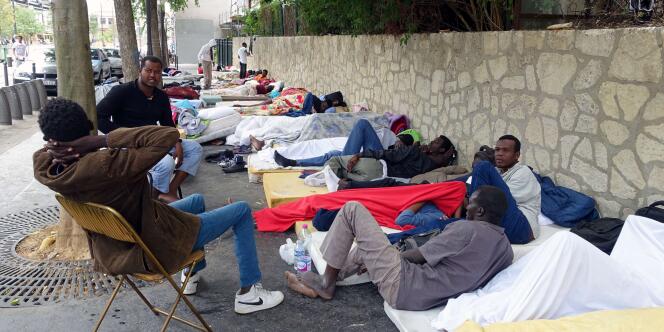 Des migrants dans le quartier de la Chapelle, dans le nord de Paris, le 13 juillet.
