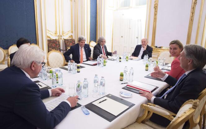 De gauche à droite : Frank-Walter Steinmeier, John Kerry, Ernest Moniz, Laurent Fabius, Federica Mogherini et Philip Hammond, le 14 juillet au palais Coburg, à Vienne.