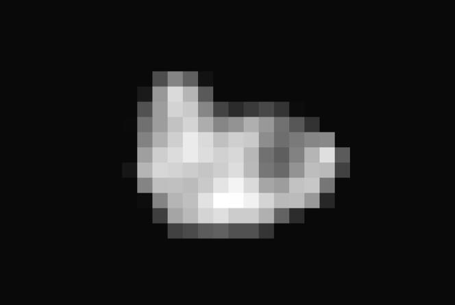 Hydra, une des cinq lunes de Pluton : chaque pixel de cette image prise par la sonde New Horizons fait trois km de côté, ce qui permet d'estimer sa dimension à 43 km par 33 km.