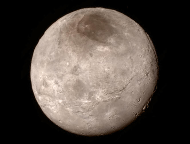 Charon, la plus grande lune de Pluton, prise par la sonde américaine New Horizons, le 13 juillet, à une distance de 466 000 km.