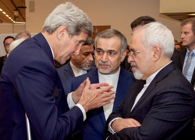 John Kerry s'entretient avec Hossein Fereydoun (au centre), frère du président iranien Hassan Rouhani, et Javad Zarif.