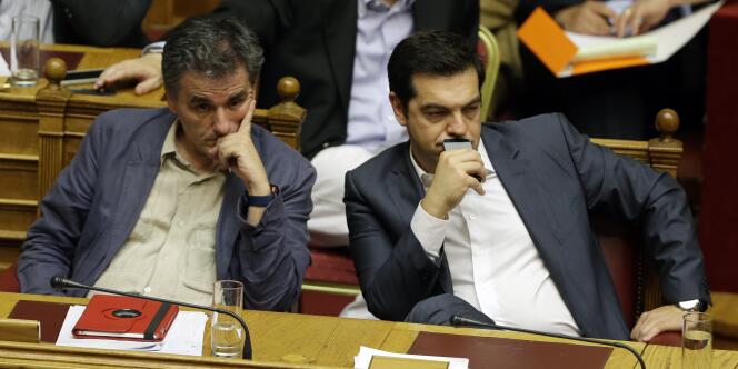 Le premier ministre grec Alexis Tsipras et le ministre des finances Euclid Tsakalotos, le 16 juillet au Parlement à Athènes.