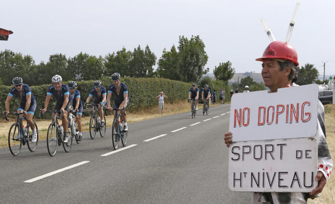 Un spectateur attend Lance Armstrong le 16 juillet. Le septuple vainqueur déchu du Tour a effectué l'étape Muret-Rodez 24h avant le peloton.