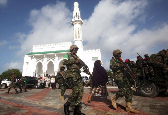 Les soldats de la force de l'Union africaine en Somalie (Amisom) patrouillent devant une mosquée à Mogadiscio, le 17 juillet.