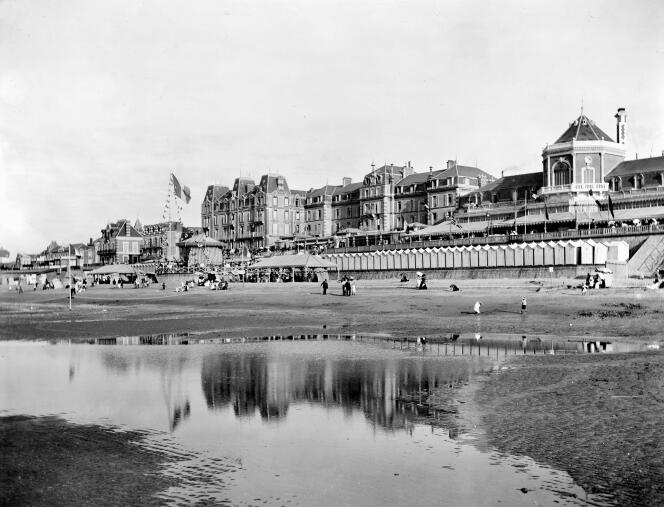 A Cabourg (Calvados), le Grand Hôtel début 1900. L'établissement a été totalement reconstruit en 1906 pour faire face à la concurrence née du succès des bains de mer.