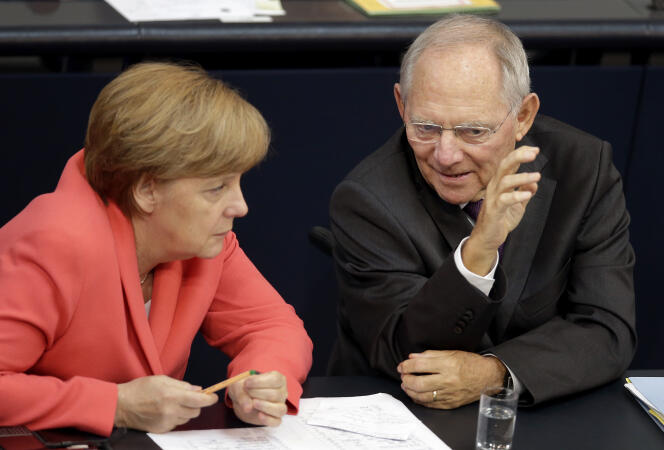 La chancelière allemande Angela Merkel, à gauche, et le ministre allemand des Finances, Wolfgang Schäuble, à droite,  lors d'une réunion du parlement fédéral allemand au Bundestag , à Berlin, le vendredi 17 Juillet , 2015.