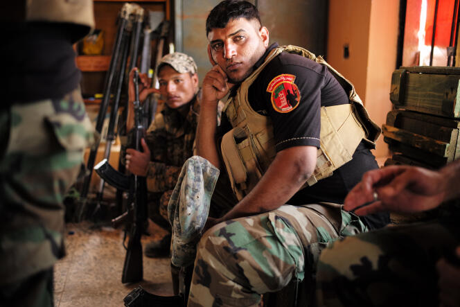 Des combattants des Brigades des lions victorieux d'Allah (milice chiite) dans leur QG de Sabaa Al-Bor, près de la ligne de front de Garma, à l'ouest de Bagdad, fin juin.