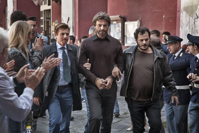 « Sotto Copertura » : mini-série, sur la vie de l’officier de la garde mobile de Naples Vittorio Pisani, interprété par Alessandro Preziosi, qui captura en 2010 un des plus dangereux chefs mafieux en fuite … puis fut à son tour arrêté, en 2013, pour malversations. Diffusion en octobre sur RAI 1.