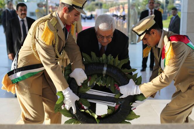 Le président de l'Autorité palestinienne, Mahmoud Abbas, dépose une couronne sur la tombe de Yasser Arafat le 17 juillet.