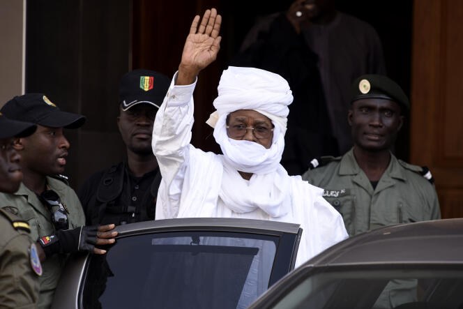 L’ex-dictateur tchadien Hissène Habré, à sa sortie du tribunal de Dakar, après un interrogatoire préliminaire, le 3 juin.
