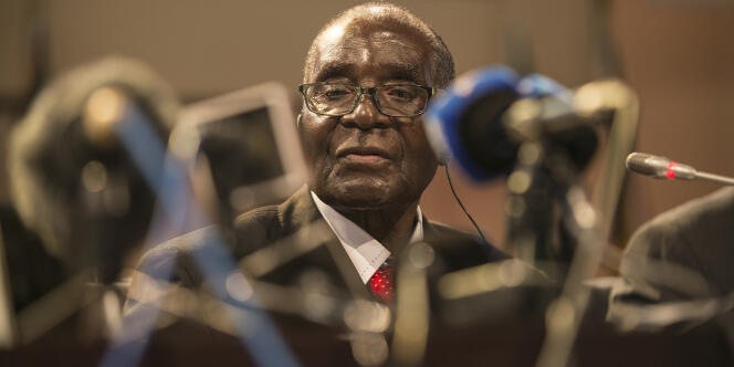 Le président de l'Union Africaine, Robert Mugabe, au pouvoir au Zimbabwe depuis 35 ans.