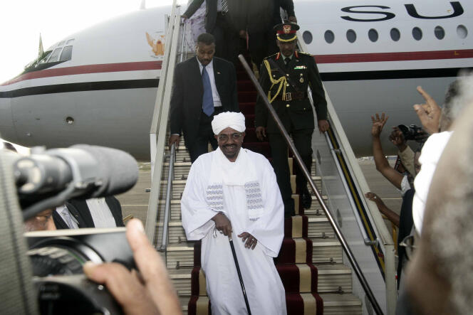 Le président soudanais Omar Al-Bachir, de retour à Karthoum, le 15 juin 2015.