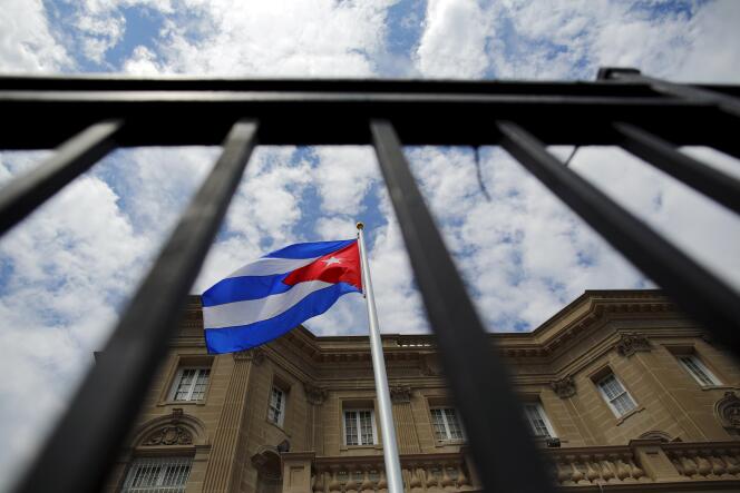 Le drapeau cubain flotte désormais devant lambassade cubaine tout juste rouverte à Washigton, le 20 juillet.  Une première depuis 54 ans.