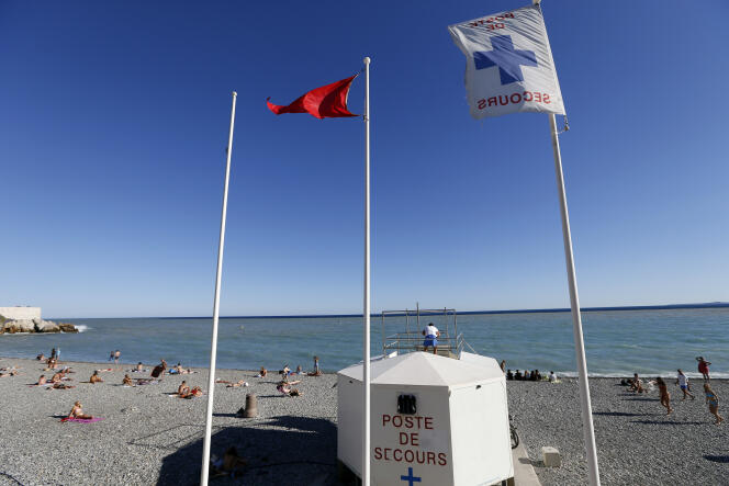 Le drapeau rouge signale l'interdiction de se baigner sur la Promenade des Anglais, à Nice, le 29 juillet 2013.