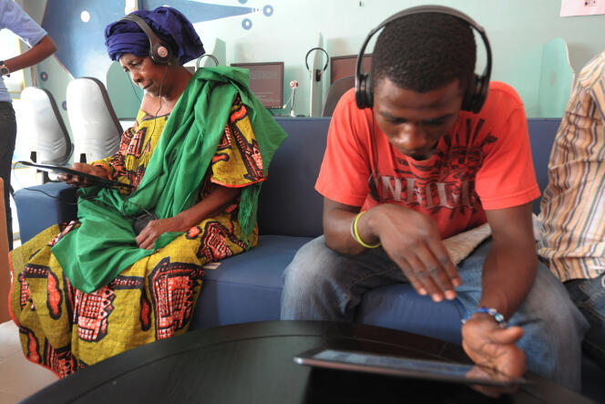 A Dakar, dans un cybercafé équipé de tablettes numériques.