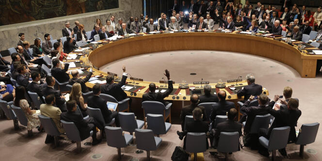 Les membres du Conseil de sécurité adoptent l'accord sur le nucléaire iranien, lundi 20 juillet, au siège des Nations unies.