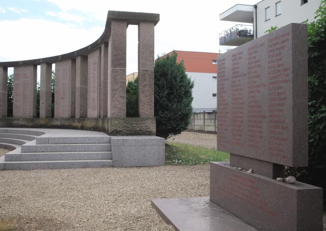 Monument en souvenir des juifs tués pour expérimentations médicales durant la seconde guerre mondiale, au cimetière juif de Cronenbourg, près de Strasbourg.