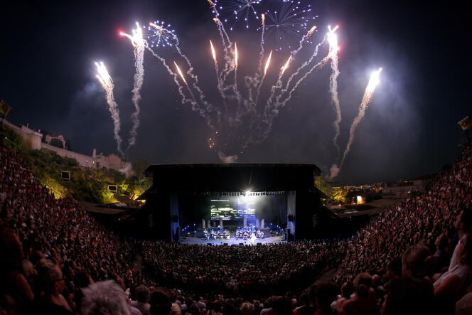 Feu d'artifice lors du concert de Björk aux Nuits de Fourvière,  le 20 juillet 2015, à Lyon.