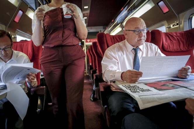 Michel Sapin, ministre des finances, à bord du Thalys allant vers Bruxelles, le 7 juillet.