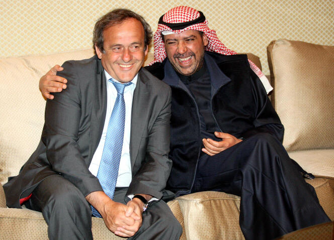 Michel Platini et le cheikh Ahmad al-Fahad al-Sabah, en janvier 2013, à Koweit City.