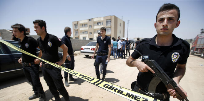 Des membres des forces de l'ordre devant le bâtiment où deux policiers turcs ont été retrouvés morts à Ceylanpinar en Turquie, mercredi 22 juillet.