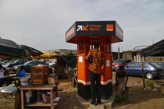 Un kiosque offrant un service de transfert de fonds par mobile, à Abidjan.